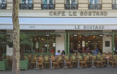 Paris, Fransa-Eylül 16, 2018: Le Rostand tarihi merkezinde Paris, Fransa, Lüksemburg garden civarındaki geleneksel Fransız Cafe.