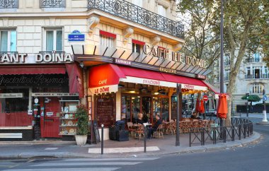 Paris, Fransa - 16 Eylül 2018: Cafe Le Dome tipik Fransız café Paris, Fransa'da Eyfel Kulesi yakınında olduğunu.