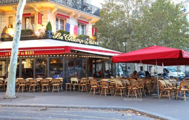 Paris, Fransa - 16 Eylül 2018: Cafe Le Champ de Mars tipik Fransız café Paris, Fransa'da Eyfel Kulesi yakınında olduğunu.