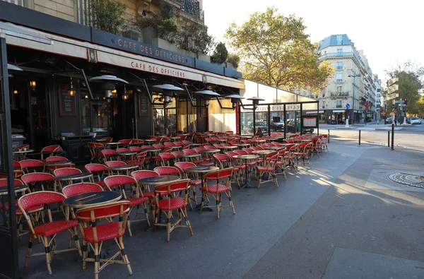 Paris, Fransa - 16 Eylül 2018: Cafe des Officiers Paris, Fransa'da Eyfel Kulesi yakınında tipik Fransız Kafe olduğunu.
