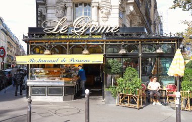 Paris, Fransa-Eylül 16, 2018: ünlü restoran 1898 yılında Paris.Opened Monparnasse Bulvarı'nda Le Dome, ünlü Heykeltraşlar, yazarlar ve ressamlar tarafından sıklıkla oldu... İşareti Fransızca üzerinde yazıt: balık restaurant.
