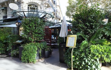 Paris, Fransa-Eylül 16, 2018: Cafe La Closerie des Lilas nerede aydın asılı olduğunu, Hemingway burada, şair Baudelaire yazmak için kullanılan, izlenimci Claude Monet edildi düzenli...