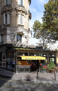 Paris, Fransa-Eylül 16, 2018: ünlü restoran 1898 yılında Paris.Opened Monparnasse Bulvarı'nda Le Dome, ünlü Heykeltraşlar, yazarlar ve ressamlar tarafından sıklıkla oldu... İşareti Fransızca üzerinde yazıt: balık restaurant.
