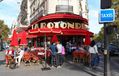 Paris, Fransa - 16 Eylül 2018: La Rotonde Montparnasse Mahallesi - bir en efsanevi ve ünlü Paris kafeleri.