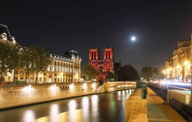 Notre Dame, Fransız Gotik mimarisinin en iyi örneklerinden biri olarak kabul edilen Paris 'in en çok ziyaret edilen eserlerinden biri olan tarihi Katolik katedralidir..