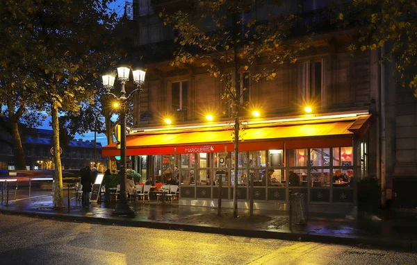 París Francia Noviembre 2018 Típica Cafetería Parisina Marguerite Noche Lluviosa —  Fotos de Stock