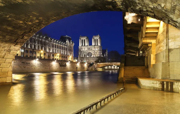 Catedral Católica Notre Dame Uno Los Monumentos Más Visitados París —  Fotos de Stock