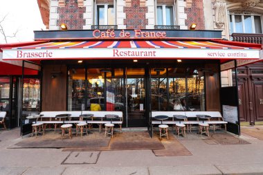 Paris, Fransa-Şubat 02, 2019: Parisian street Cafe tipik görünümü de France Paris, Fransa İtalya Meydanı yakınında.