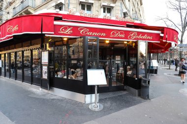 Paris, Fransa-Şubat 02, 2019: Tipik görünümü Paris street Cafe Le Canon des Gobelins Paris, Fransa İtalya Meydanı yakınında.