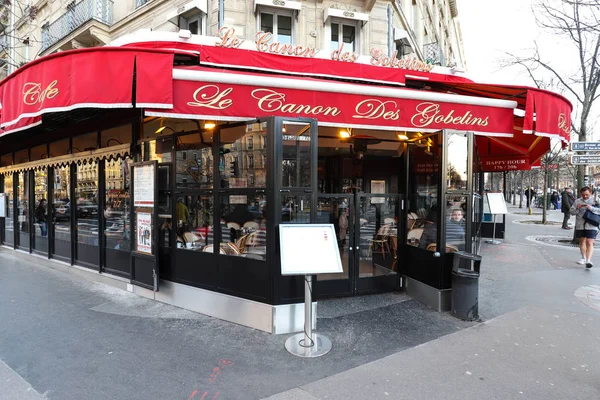 Paris, Fransa-Şubat 02, 2019: Tipik görünümü Paris street Cafe Le Canon des Gobelins Paris, Fransa İtalya Meydanı yakınında.