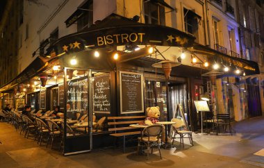 Tipik Fransız Cafe Fontaine Sully çeyrek Marais, sağ sahil ayarla tarihi Paris bölgesi içinde görünüm .