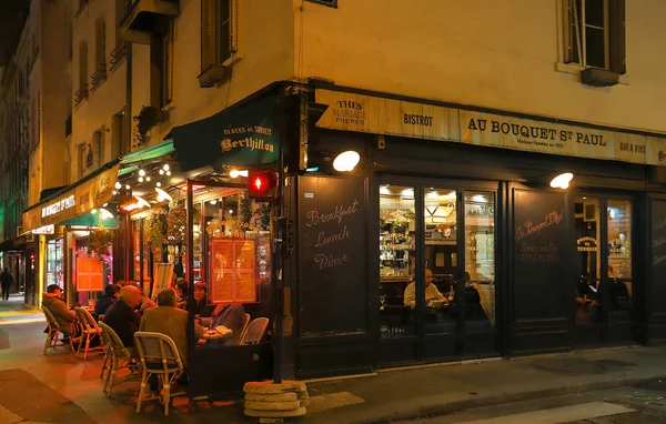 Blick auf das typische französische cafe au bouquet st. paul im Viertel marais, dem historischen Pariser Viertel am rechten Ufer . — Stockfoto