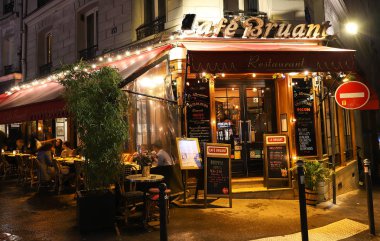 Cafe Bruant Montmartre bir kafede yağmurlu gece, Paris, Fransa olduğunu..
