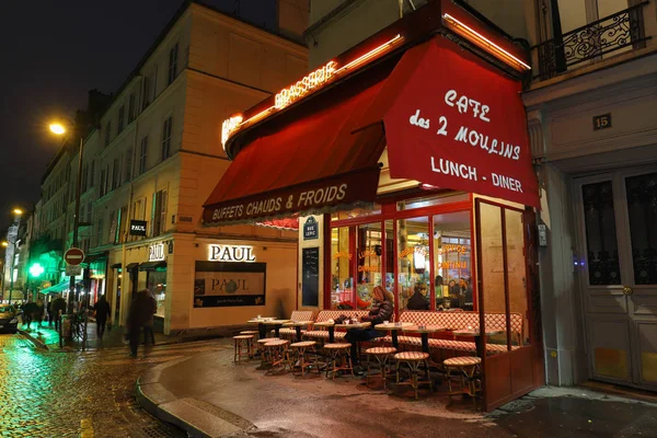 Het beroemde Cafe des 2 Moulins Frans voor twee windmolens is een café in de Montmartre, Paris, Frankrijk. — Stockfoto