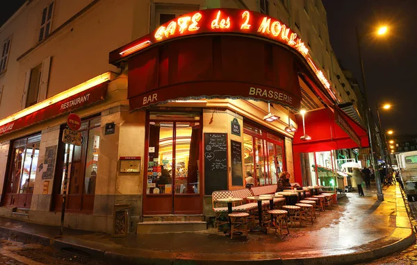 Het beroemde Cafe des 2 Moulins Frans voor twee windmolens is een café in de Montmartre, Paris, Frankrijk. — Stockfoto
