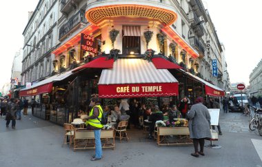 Cafe du Temple, Canal Saint-Martin, Paris, Fransa, trendy bölgesinde yer alan geleneksel Fransız bistro olduğunu.