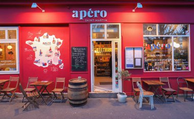 Benimle, Canal Saint-Martin, Paris, Fransa, trendy bölgesinde yer alan geleneksel Fransız bistro olduğunu.