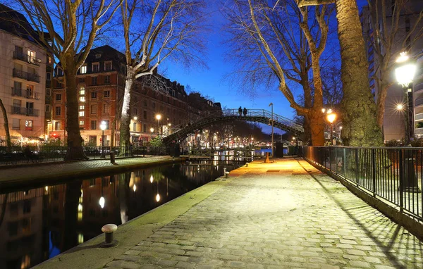 Geceleri Canal Saint-Martin. Paris'te Seine Nehri Canal de l'Ourcq bağlanma uzun kanal olduğunu.