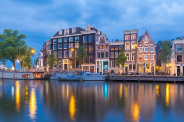 gece şehir göster amsterdam kanal, tipik Hollanda evleri ve tekneler, Hollanda, Hollanda.