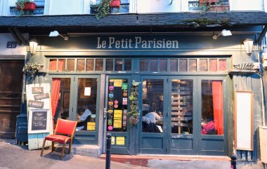 Geleneksel Fransız restoranı Le Petit Parisien, Paris 'in 18 semtinde Montmartre 'de yer alan Fransa.