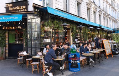 Beaumarchais bulvarı üzerinde bulunan geleneksel Brooklyn pizzacı , Paris, Fransa.
