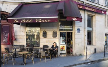 Beaumarchais bulvarı üzerinde bulunan geleneksel Fransız kafe La Petite Chaise , Paris, Fransa.