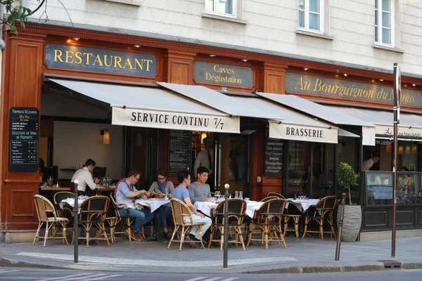 오른쪽 은행에 위치한 유서 깊은 파리 지구인 마레(Marais)에 위치한 전형적인 프랑스 레스토랑 오 부르기뇽 뒤 마레(Au Bourgignon du Marais)의 전경 . — 스톡 사진