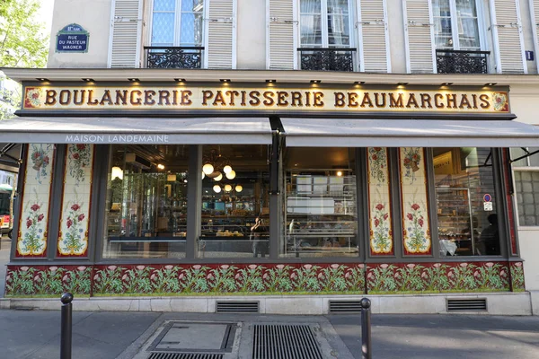 Beaumarchais bulvarı üzerinde bulunan Fransız geleneksel fırın ve pastane Beaumarchais , Paris, Fransa.
