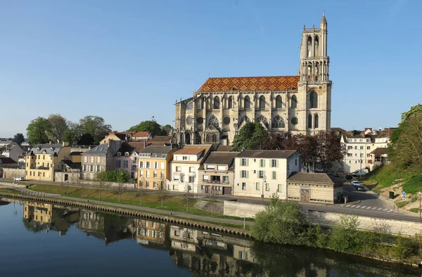De middeleeuwse collegiale kerk van onze lieve vrouw van Mantes in het kleine stadje Mantes-la-Jolie, ongeveer 50 km ten westen van Parijs, Frankrijk. — Stockfoto