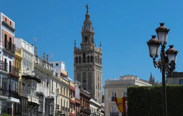 A híres Giralda torony, az iszlám építészet, melyet az Almohads építettek, koronázták a reneszánsz harangtorony és a Giraldillo szobra legmagasabb pontján, Sevilla katedrális. — Stock Fotó
