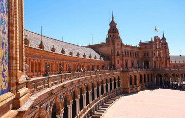 İspanya Square-Plaza de Espana, Sevilla, İspanya'daki Maria Luisa Park'ta yer almaktadır..