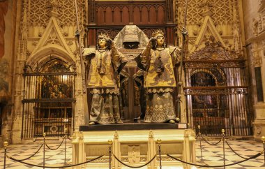 Castille, Aragon, Navara ve Leon : İspanya'nın dört kralı tarafından havada tutulan Kristof Kolomb'un mezarının güzel bir anıt. Seville Katolik Katedrali, İspanya.