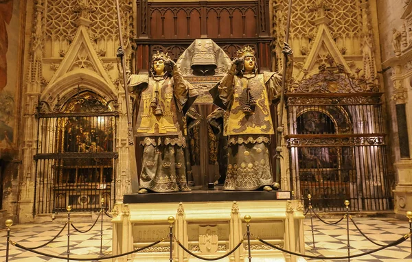 Castille, Aragon, Navara ve Leon : İspanya'nın dört kralı tarafından havada tutulan Kristof Kolomb'un mezarının güzel bir anıt. Seville Katolik Katedrali, İspanya.