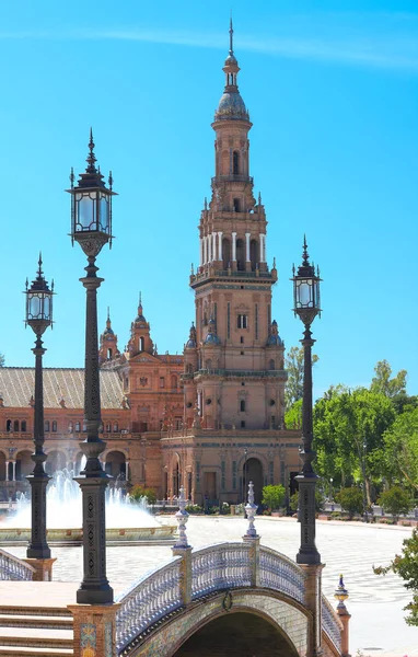 Güney Kulesi ve Plaza de Espana, Seville, İspanya fenerler