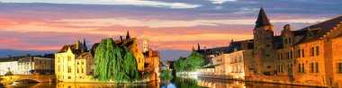 Bruges turistik cazibe ünlü görünümü - Rozenhoedkaai kanal Belfry ve gece ağaç ile kanal boyunca eski evler ile. Belçika