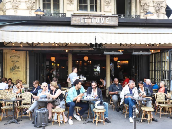 Le Champ de Mars is traditioneel Frans café gelegen in de buurt van de Eiffeltoren in Parijs, Frankrijk. — Stockfoto