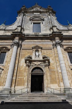 Güneşli bir yaz gününde Bruges Saint Franciscus Xaverius Kilisesi.
