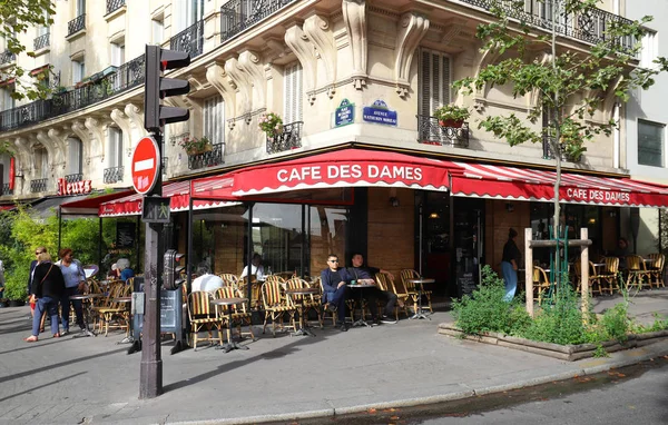 Cafe de Dames é um café francês tradicional no vigésimo arrondissement de Paris., França . — Fotografia de Stock