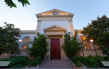 Geceleri Vincennes şehrinin Notre Dame Kilisesi 'nin manzarası. Vincennes şehrindeki Leydi kilisemiz 1832 'de inşa edildi. Vincennes, Val-de-Marne Departmanı, Fransa.