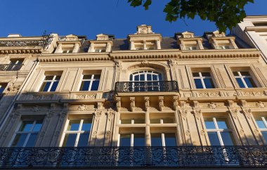 Tipik balkonları ve pencereleri olan geleneksel Fransız evi. Paris, Fransa.