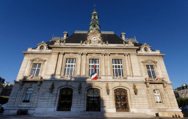 Levallois-Perret belediyesi, Fransa. Levallois-Perret belediye binasının yüksekliği yaklaşık 33 metredir..