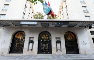 Paris, Fransa-31 Mayıs 2020: 1928 'de inşa edilen Four Seasons Hotel George V tarihi Şanzelize' nin hemen dışındaki Altın Üçgen 'de yer almaktadır..