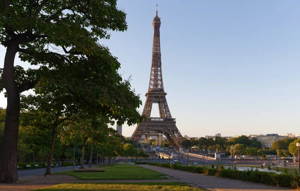 法国巴黎著名的蓝天埃菲尔铁塔 — 图库照片