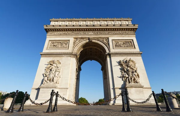 胜利拱门是巴黎最有名的纪念碑之一 它向那些为法国战斗和牺牲的人致敬 — 图库照片