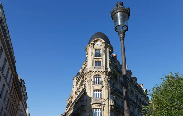 Traditionelles Französisches Haus Mit Typischen Balkonen Und Fenstern Paris Frankreich — Stockfoto