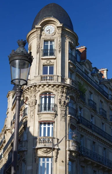 Традиційний Французький Будинок Типовими Балконами Вікнами Париж Франція — стокове фото