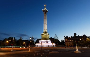 Akşamları Bastille Meydanı 'ndaki Temmuz Kolonu, Paris, Fransa.