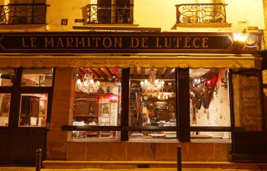 PARIS, FRANCE - 22 Haziran 2020: Latin Mahallesi, Paris, Fransa 'da bulunan eski Marmiton de Lutece restoranı