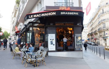 PARIS, FRANCE - 29 Haziran 2020: geleneksel Fransız brasserie Le Mac Mahon manzarası. Ünlü Zafer Kemeri 'nin yakınında yer alıyor..