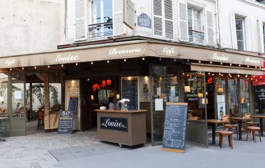PARIS - 29 Haziran 2020: Paris Cafe Louise 'in Paris, Fransa' da ticari Bourse 'un çeyreğindeki görüntüsü